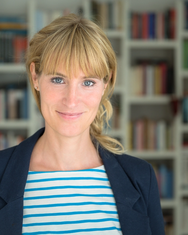 Jane vor einem Bücherregal