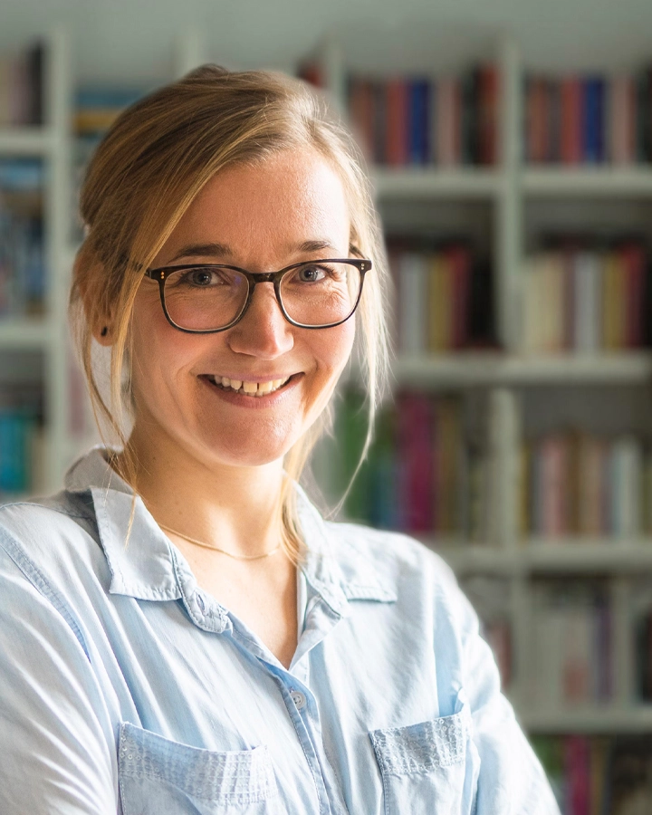 Tina vor Bücherregal